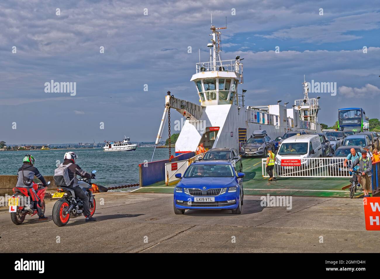 Il traghetto Sandbanks con le automobili che sbarcano al Terminal Shell Bay a Studland, Dorset in Inghilterra. Foto Stock