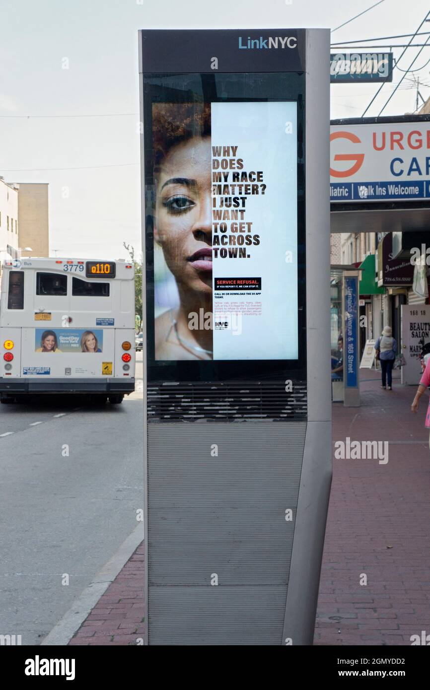 Un MESSAGGIO LINK NYC che esorta le persone che utilizzano tutte le forme di trasporto pubblico a segnalare la discriminazione basata sulla razza o sul sesso. In Giamaica, Queens, NYC. Foto Stock