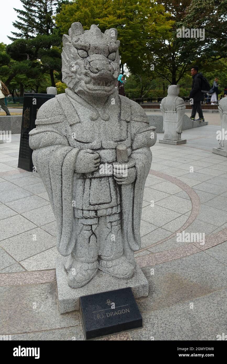 Statua di pietra del drago zodiaco al Museo del Folklore THENATIONAL e al Palazzo Gyeongbokgung di Corea Foto Stock