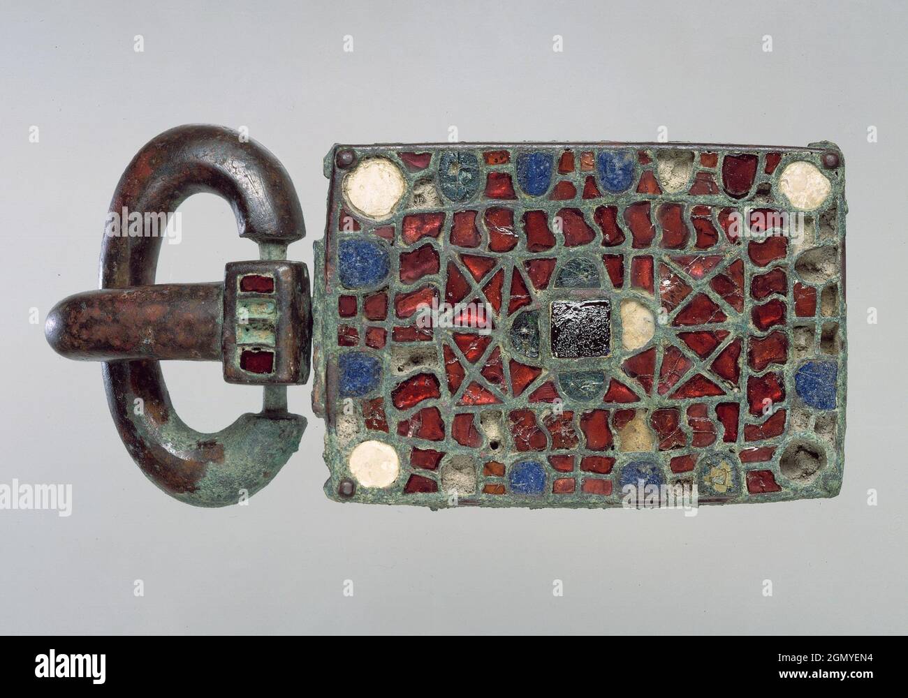 Fibbia della cintura. Data: 550-600; Cultura: Visigotica; mezzo: Lega di  rame con granati, vetro, lapislazzuli e ossa di seppia; dimensioni: Totale:  5 Foto stock - Alamy