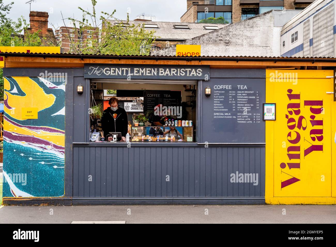 Il Gentlemens Baristas Coffee Shop presso l'Aceto Yard Flea Market, Bermondsey, Londra, Regno Unito. Foto Stock