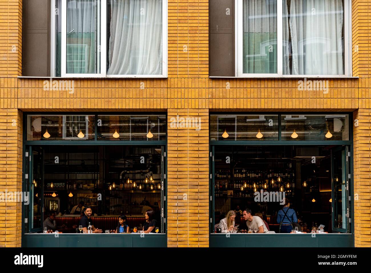 Persone che mangiano a pranzo in Un ristorante in Bermondsey Street, Londra, Regno Unito. Foto Stock