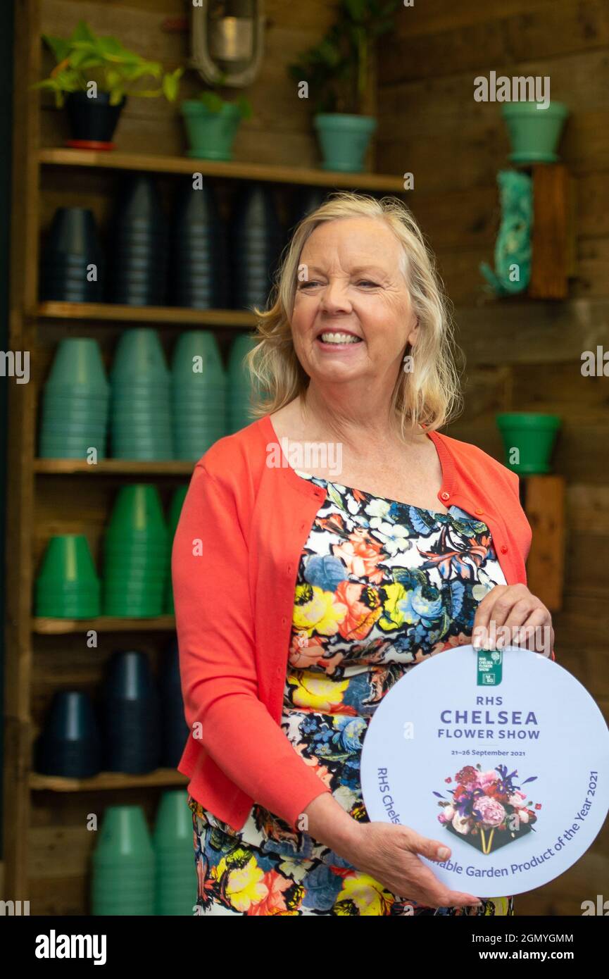 Chelsea, Londra, Regno Unito. 20 Settembre 2021. Imprenditore e drago's Den Deborah Meaden presso lo stand commerciale Ocean Plastic Pots, vincitori del RHS Chelsea Sustainable Garden Product of the Year per i loro vasi da giardino realizzati da corda scartata e reti da pesca credito: Maureen McLean/Alamy Foto Stock