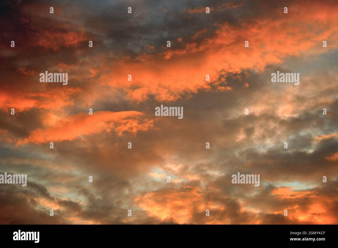 Panorama cielo serale con nuvole blu, bianche e arancioni Foto Stock