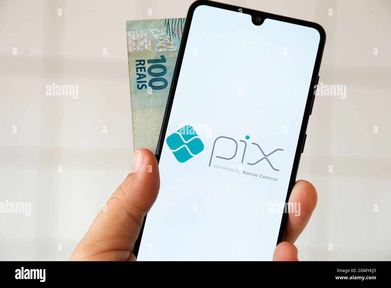 Minas Gerais, Brasile - 29 aprile 2021: Schermo del telefono cellulare con Pix banca centrale del brasile sistema di pagamento istantaneo Foto Stock
