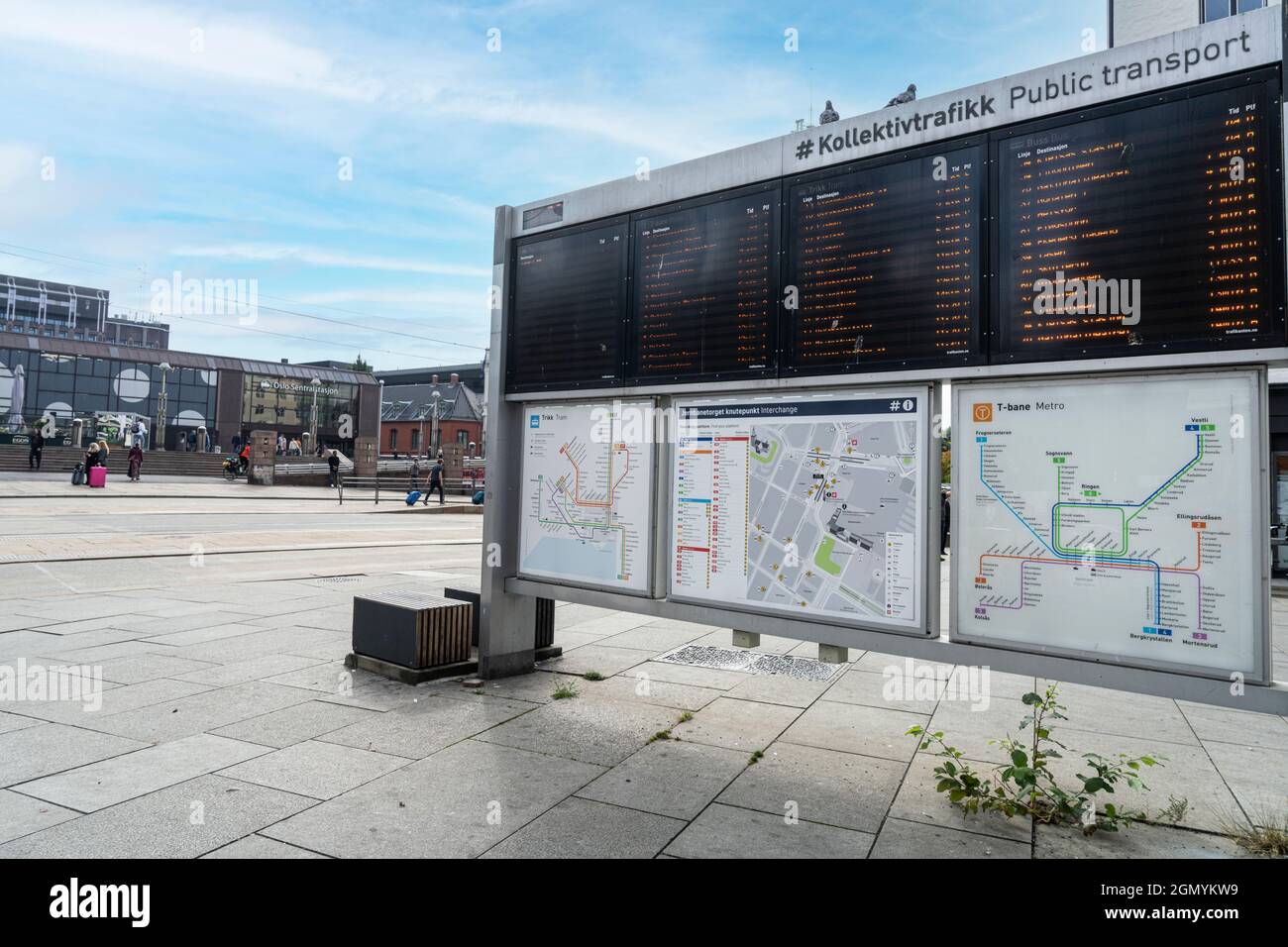 Oslo, Norvegia. Settembre 2021. L'orario dei mezzi di trasporto su una strada nel centro della città Foto Stock