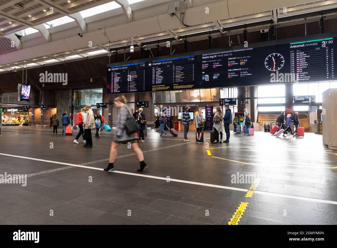 Oslo, Norvegia. Settembre 2021. Vista interna della stazione ferroviaria centrale nel centro della città Foto Stock