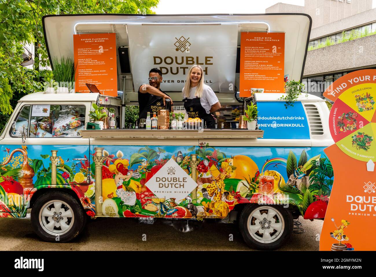 Due giovani che vendono cocktail da Un colorato Camper Van, il Southbank, Londra, Regno Unito. Foto Stock