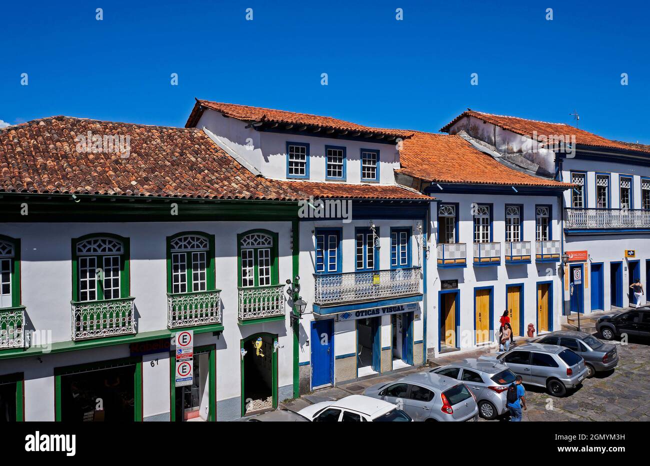 DIAMANTINA, MINAS GERAIS, BRASILE - 22 GENNAIO 2019: Vista della strada tipica nella città storica di Diamantina con turisti e locali Foto Stock
