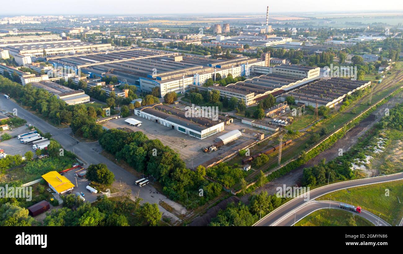 Volo aereo con vista sui droni sulla zona industriale la mattina estiva. Foto Stock