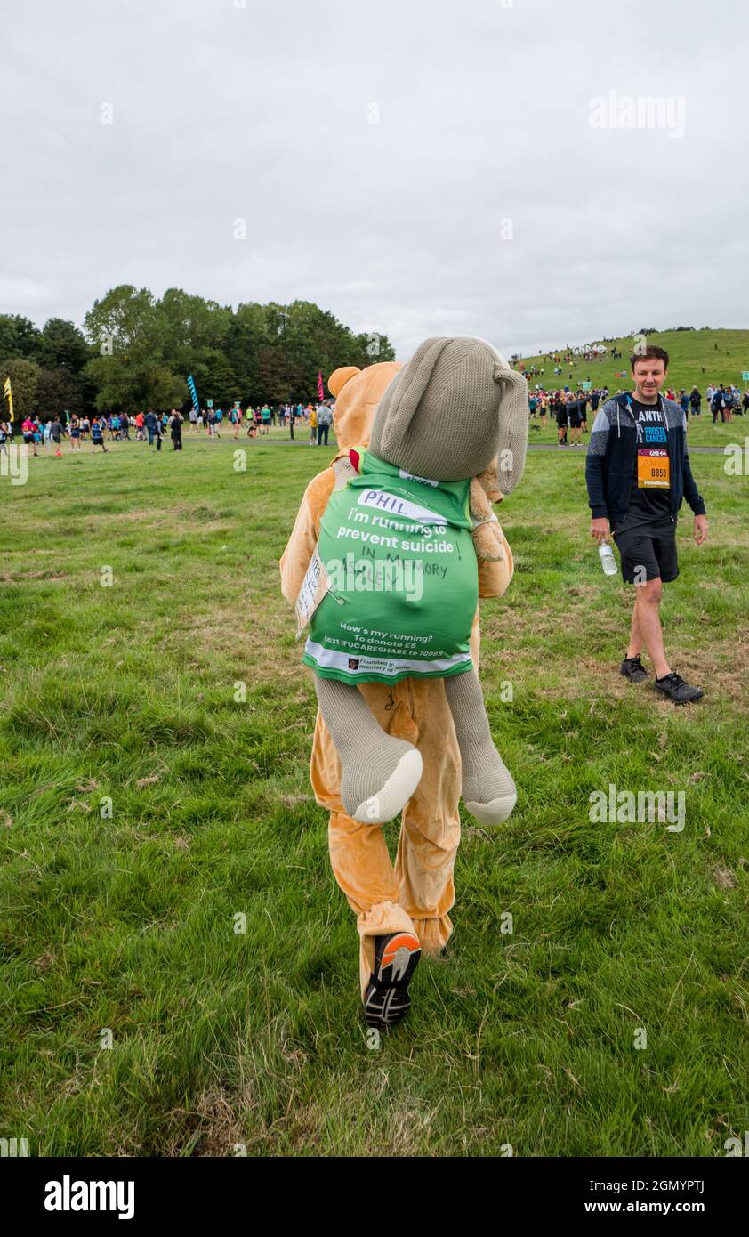 Runner in un costume di abbigliamento elegante prepararsi a partecipare al 2021 Great North Run, GNR40 intorno al centro di newcastle. Foto Stock