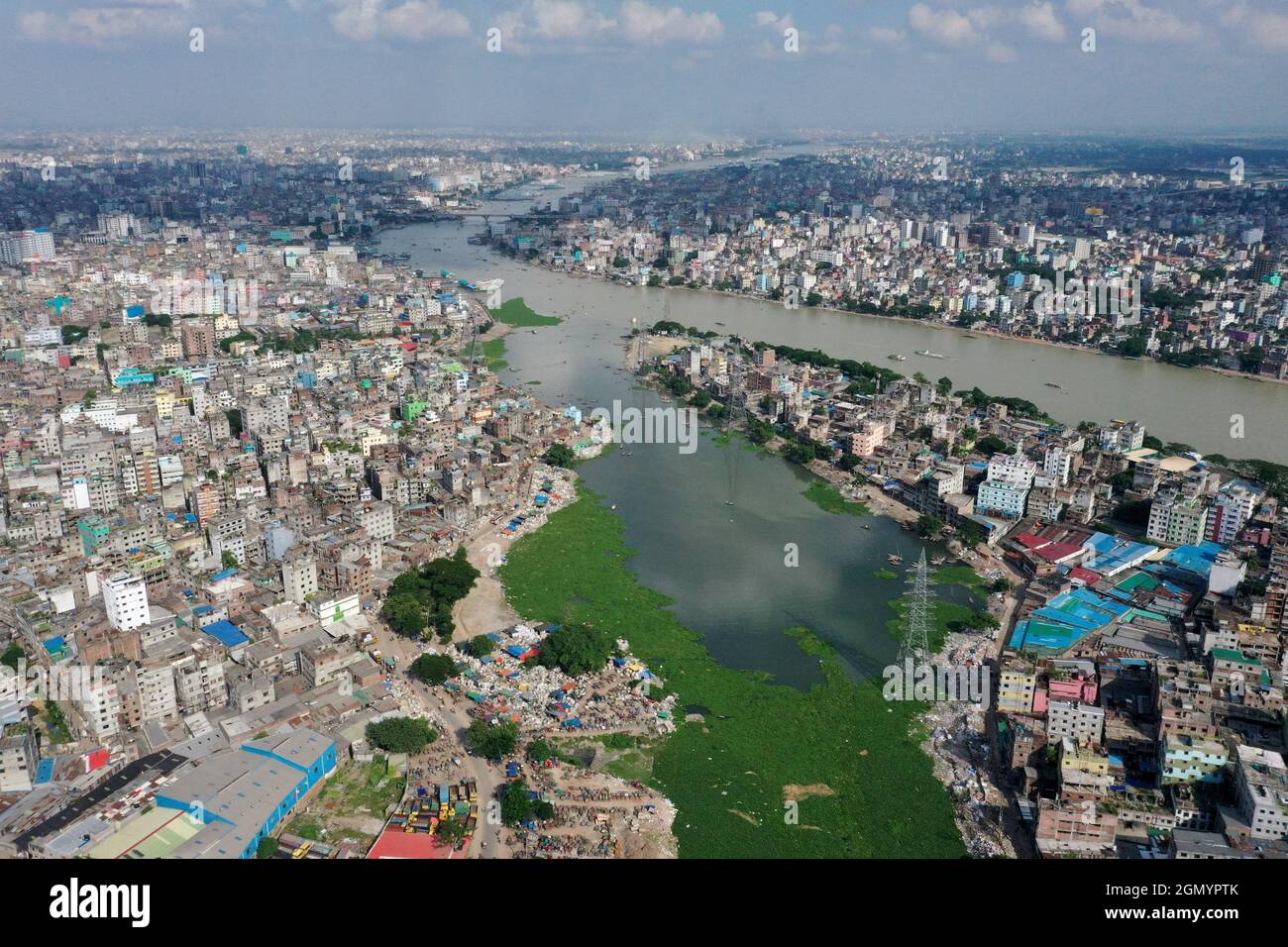 Dhaka, Bangladesh - 22 agosto 2021: Vista dall'alto del fiume Buriganga nella zona di Kagrangichar a Dhaka, Bangladesh. Foto Stock