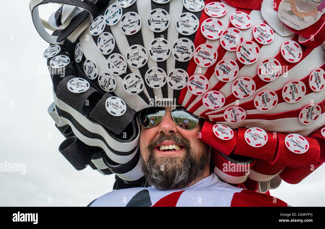 'Big Pink Dress' Colin Burgin-Plews in un elegante costume di abbigliamento pronto a partecipare al 2021 Great North Run, GNR40 intorno al centro città di newcastle Foto Stock