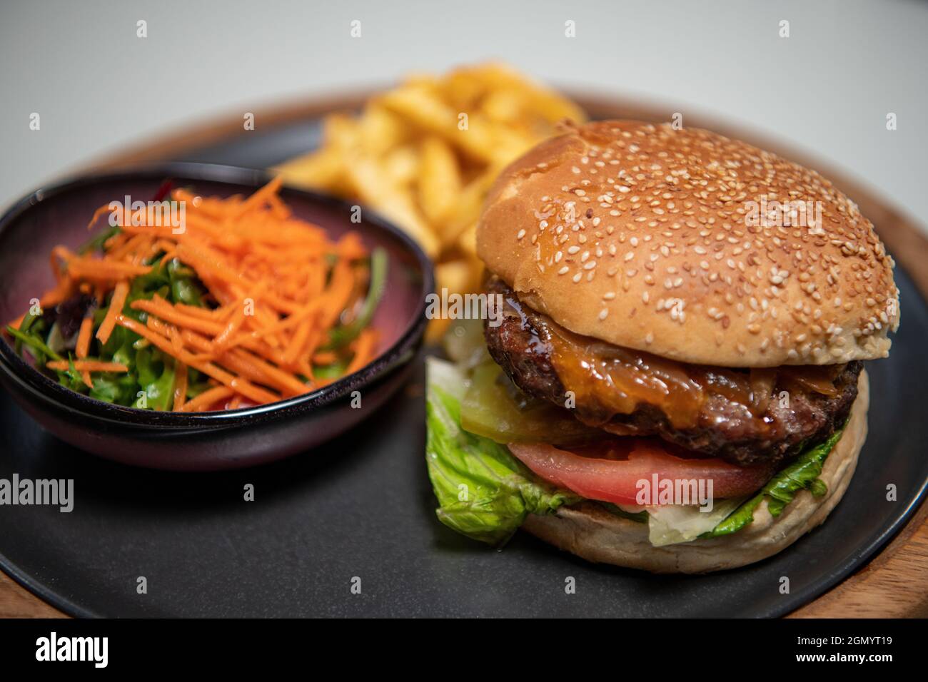 Hamburger di manzo artigianale e patatine fritte Foto Stock