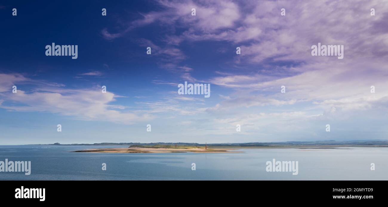 Linea costiera al largo di Holy Island, Northumberland, Inghilterra. Foto Stock