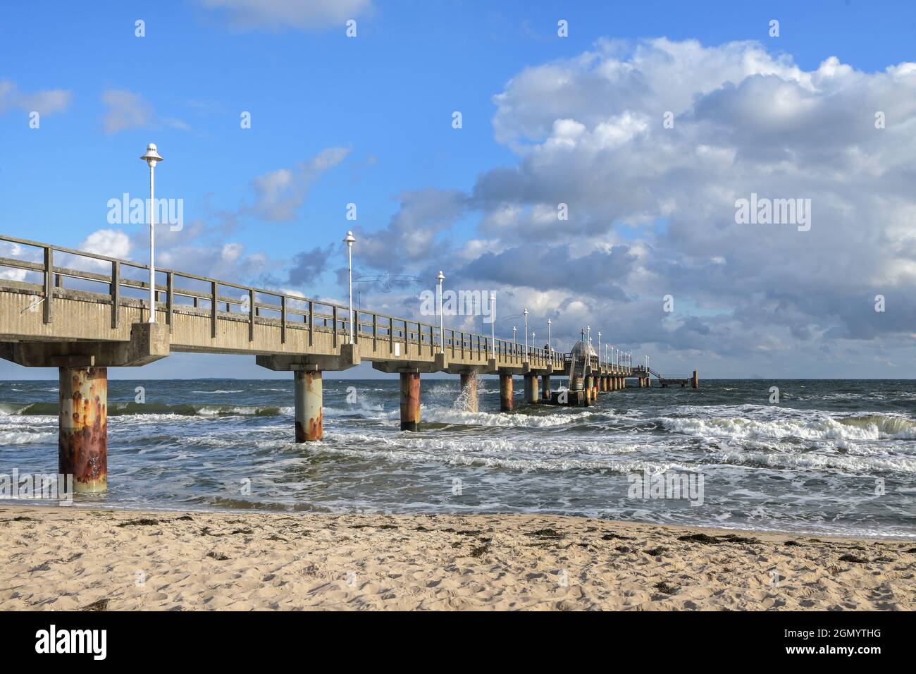 Seabridge alla spiaggia nella località turistica zinnowitz al Mar baltico, tempo ventoso con onde sull'acqua e cielo blu con nuvole, spazio copia, Foto Stock