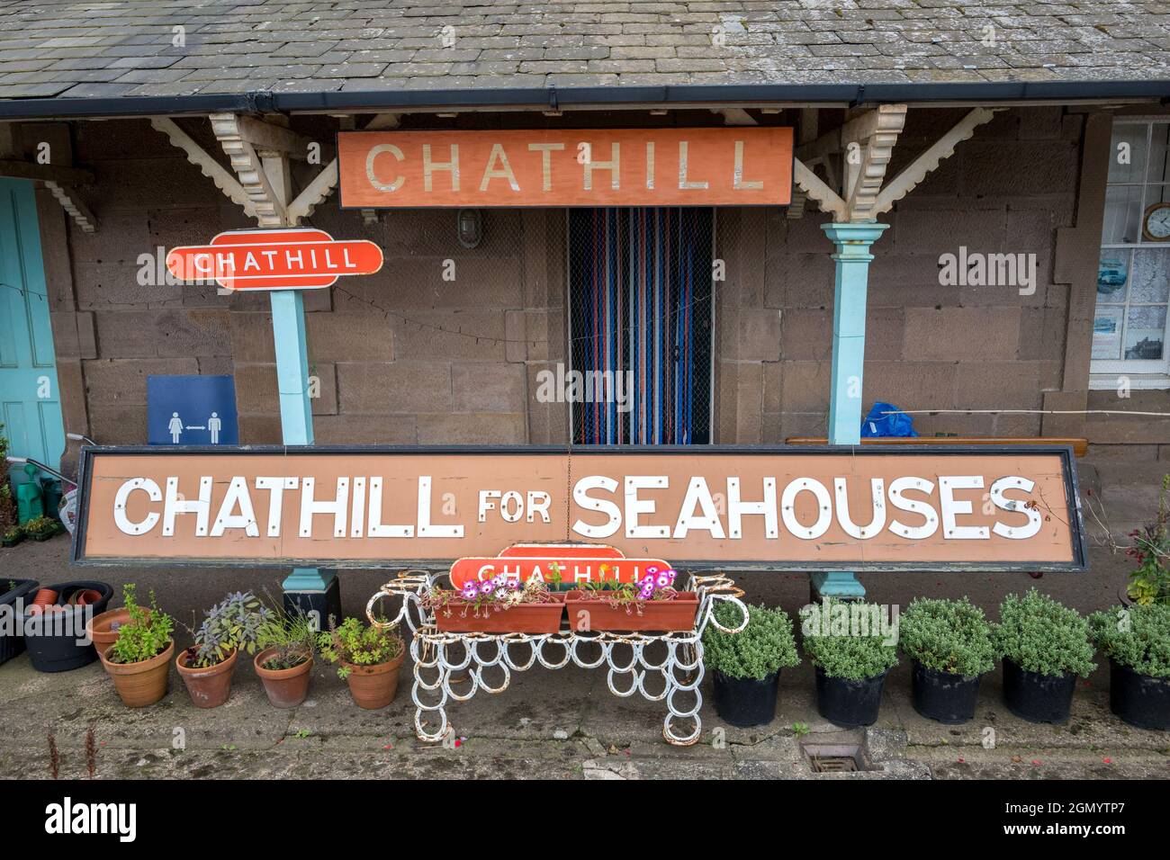 La stazione ferroviaria di Chathill, di grado 2, si trova sulla linea principale della costa orientale. Foto Stock