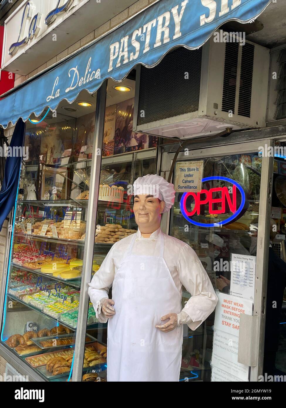 La Delice Pastry Shop con Baker Figure Out Front, New York City, USA, 2021 USA Foto Stock