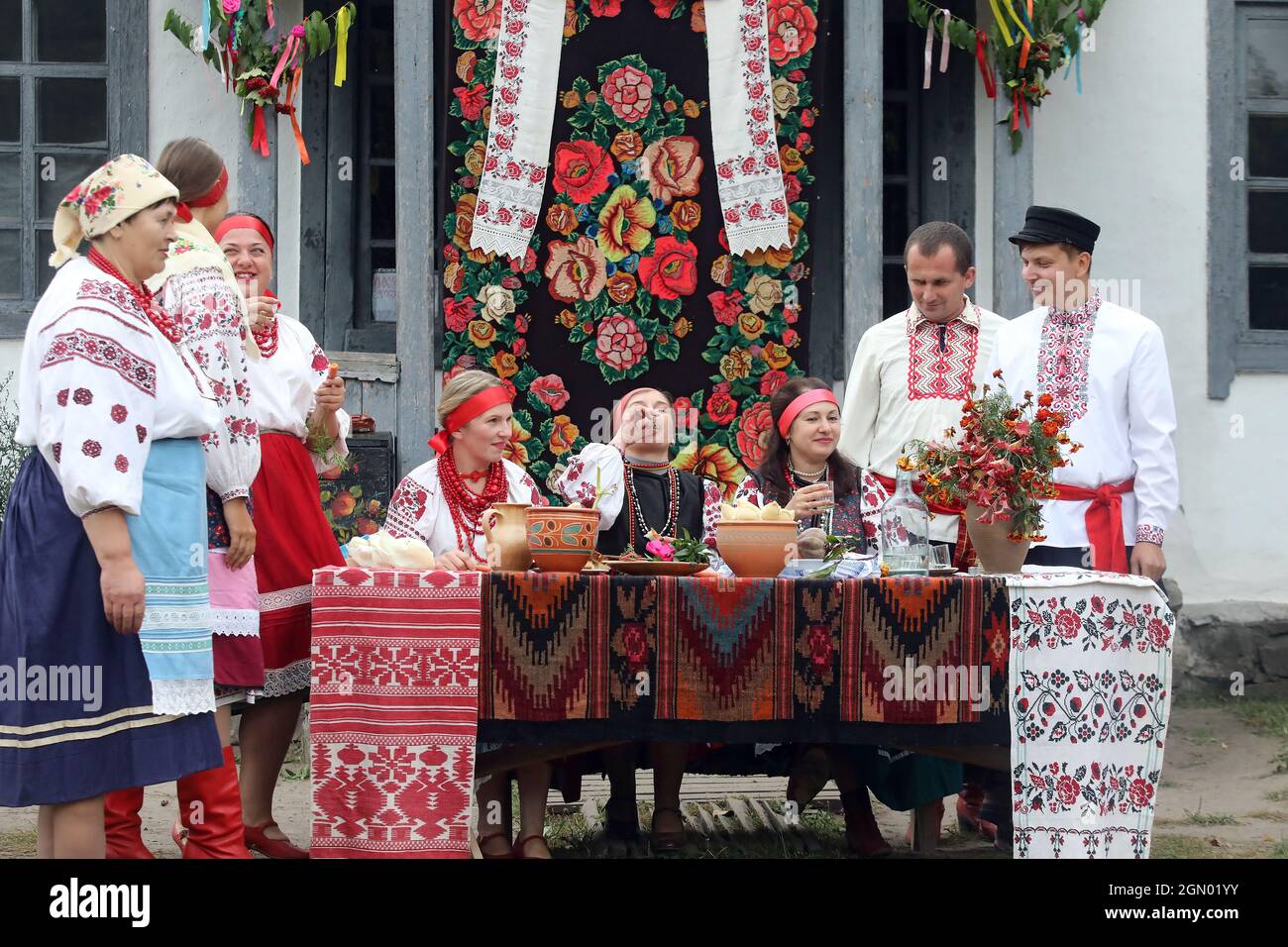 Non esclusiva: KYIV, UCRAINA - 18 SETTEMBRE 2021 - i membri del gruppo folk amatoriale Poliivchanka della comunità Yampil, Sumy Region, siedono al t Foto Stock