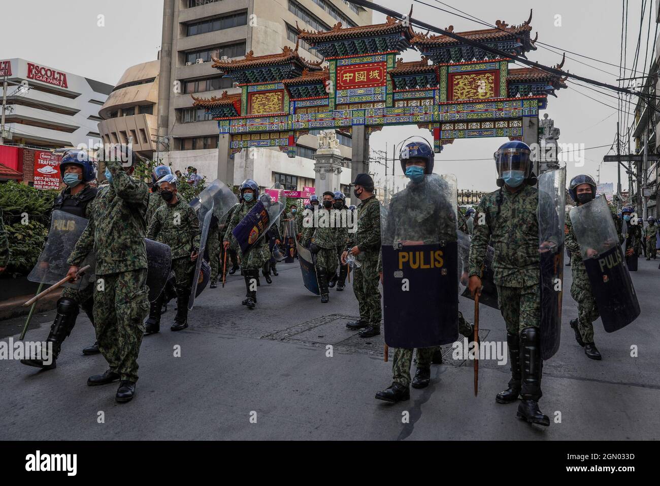 21 settembre 2021: I poliziotti bloccano gli attivisti che tengono una protesta per commemorare l'anniversario della legge marziale del 1972 a Manila, Filippine. Settembre 21, 2021. Vari gruppi hanno segnato il 49° anniversario della dichiarazione di legge marziale da parte del dittatore filippino Ferdinand Marcos con un grido contro l'attuale governo che dicono ha tendenze autoritarie e violazioni dei diritti umani (Credit Image: © Basilio Sepe/ZUMA Press Wire) Foto Stock