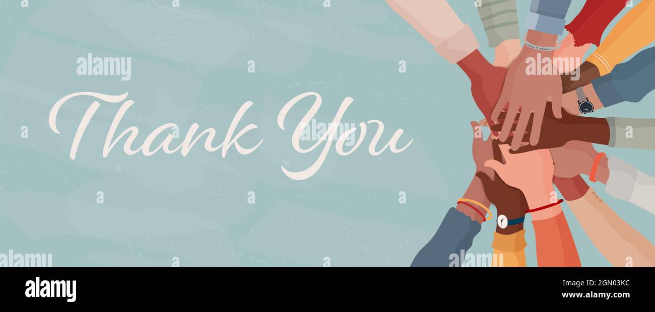 Gruppo di braccia e mani in un cerchio in cima l'uno all'altro di diverse persone multiculturali che si ringraziano a vicenda. Banner con testo -grazie- Community Foto Stock