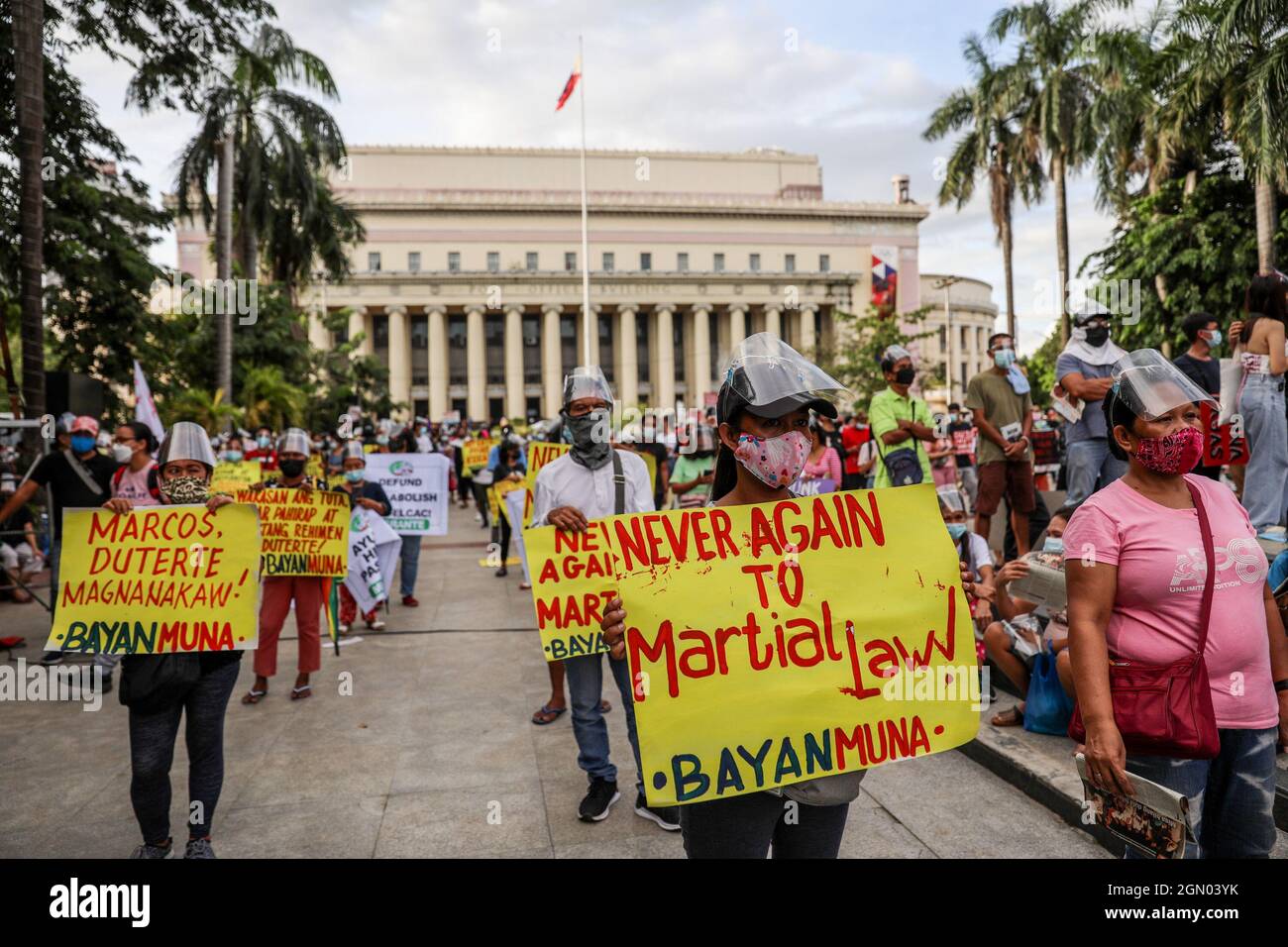 21 settembre 2021: Gli attivisti filippini hanno dei segni durante una protesta in commemorazione dell'anniversario della legge marziale del 1972 a Manila, Filippine. Settembre 21, 2021. Vari gruppi hanno segnato il 49° anniversario della dichiarazione di legge marziale da parte del dittatore filippino Ferdinand Marcos con un grido contro l'attuale governo che dicono ha tendenze autoritarie e violazioni dei diritti umani (Credit Image: © Basilio Sepe/ZUMA Press Wire) Foto Stock