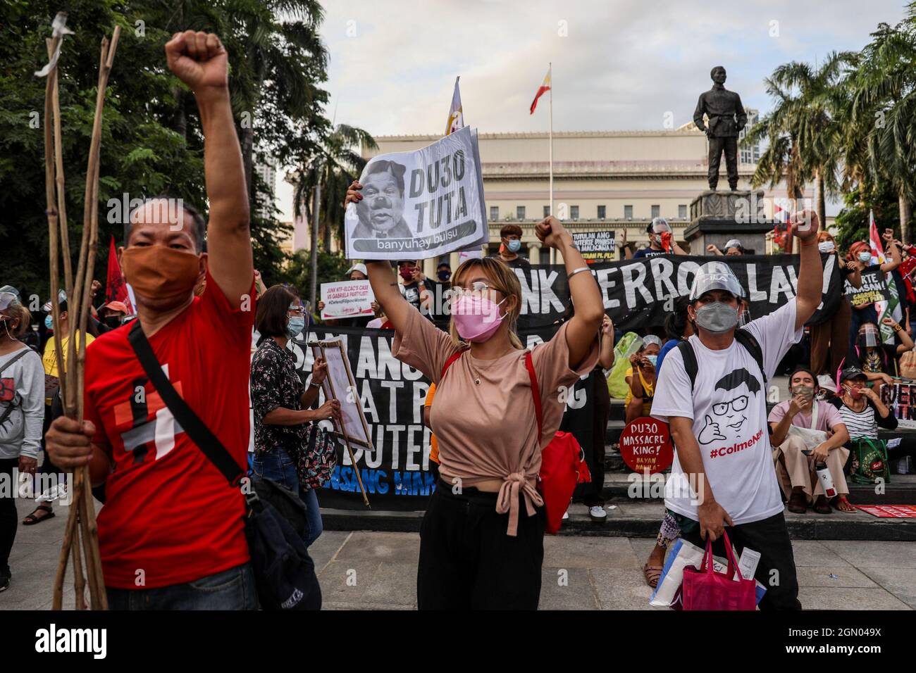 21 settembre 2021: Gli attivisti filippini hanno dei segni e alzano i loro pugni durante una marcia di protesta in commemorazione dell'anniversario della legge marziale del 1972 a Manila, Filippine. Settembre 21, 2021. Vari gruppi hanno segnato il 49° anniversario della dichiarazione di legge marziale da parte del dittatore filippino Ferdinand Marcos con un grido contro l'attuale governo che dicono ha tendenze autoritarie e violazioni dei diritti umani (Credit Image: © Basilio Sepe/ZUMA Press Wire) Foto Stock