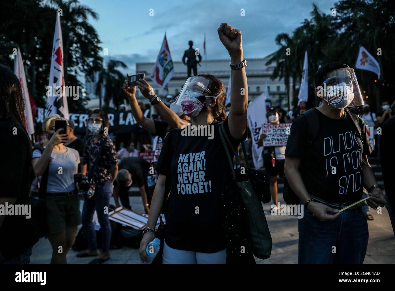 21 settembre 2021: Gli attivisti filippini hanno dei segni e alzano i loro pugni durante una marcia di protesta in commemorazione dell'anniversario della legge marziale del 1972 a Manila, Filippine. Settembre 21, 2021. Vari gruppi hanno segnato il 49° anniversario della dichiarazione di legge marziale da parte del dittatore filippino Ferdinand Marcos con un grido contro l'attuale governo che dicono ha tendenze autoritarie e violazioni dei diritti umani (Credit Image: © Basilio Sepe/ZUMA Press Wire) Foto Stock