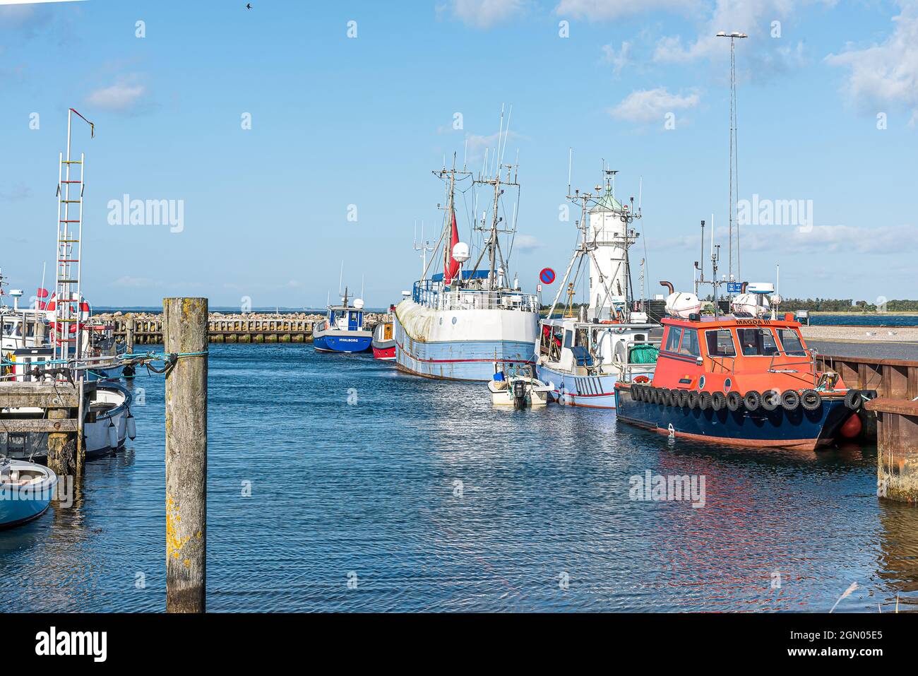 Navi da pesca nel porto di Aarosund, una piccola città balneare nel sud della Danimarca, 26 agosto 2021 Foto Stock