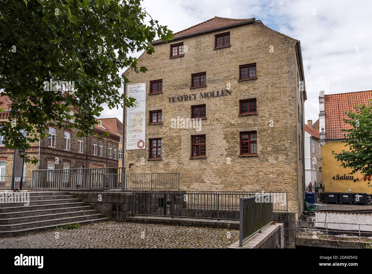 Teatret Møllen è un antico mulino storico, ora trasformato in teatro a Haderslev, Danimarca, il 26 agosto 2021 Foto Stock