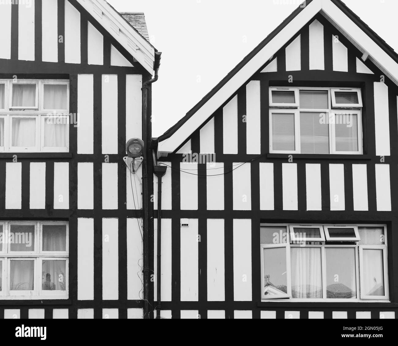 La parte anteriore di un edificio Tudor fittizio con travi nere, Worthing, UK Foto Stock