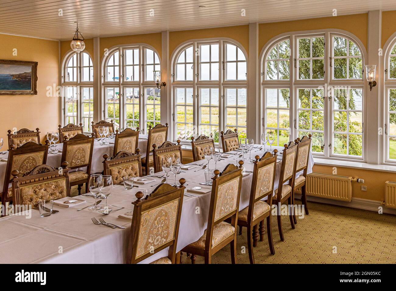 Ristorante gourmet con squisiti mobili impero e vista sulla spiaggia nell'hotel sul mare Aarøsund dal 1906, Aarosund, Danimarca, 27 agosto 2021 Foto Stock