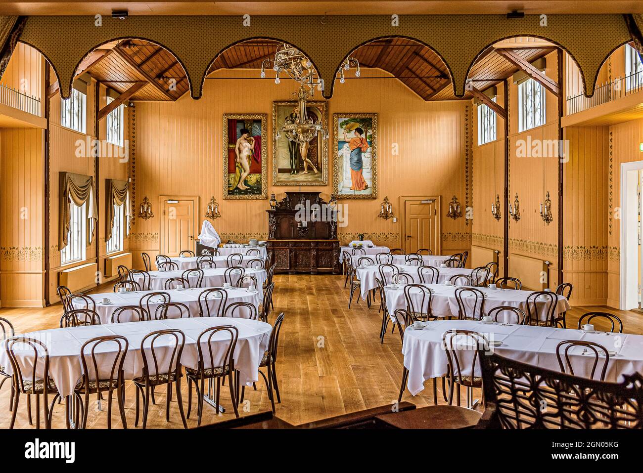 Sala banchetti presso l'hotel sul mare di Aarøsund dal 1906, Aarosund, Danimarca, 27 agosto 2021 Foto Stock