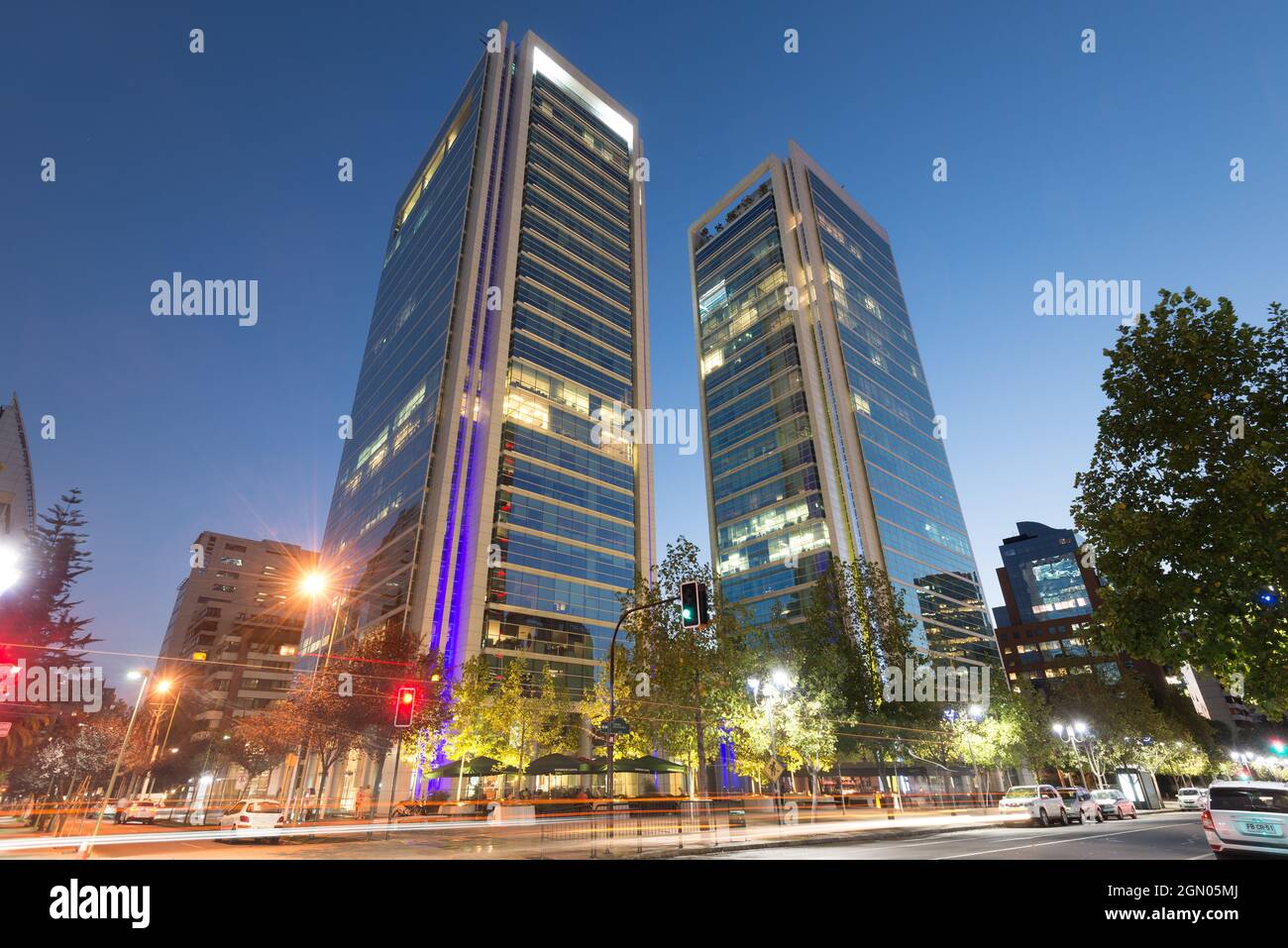 Santiago del Cile, Regione Metropolitana, Cile - edifici moderni per uffici nel ricco quartiere di Isidora Goyenechea. Foto Stock