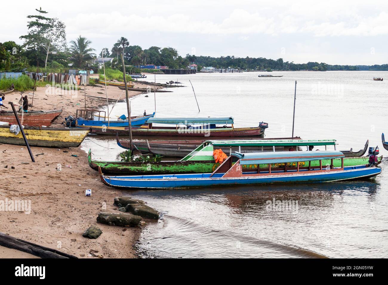 ST LAURENT DU MARONI, GUYANA FRANCESE - 4 AGOSTO 2015: Traghetti che attraversano il fiume Maroni (Marowijne) (per Suriname) a St Laurent du Maroni, Guia Francese Foto Stock