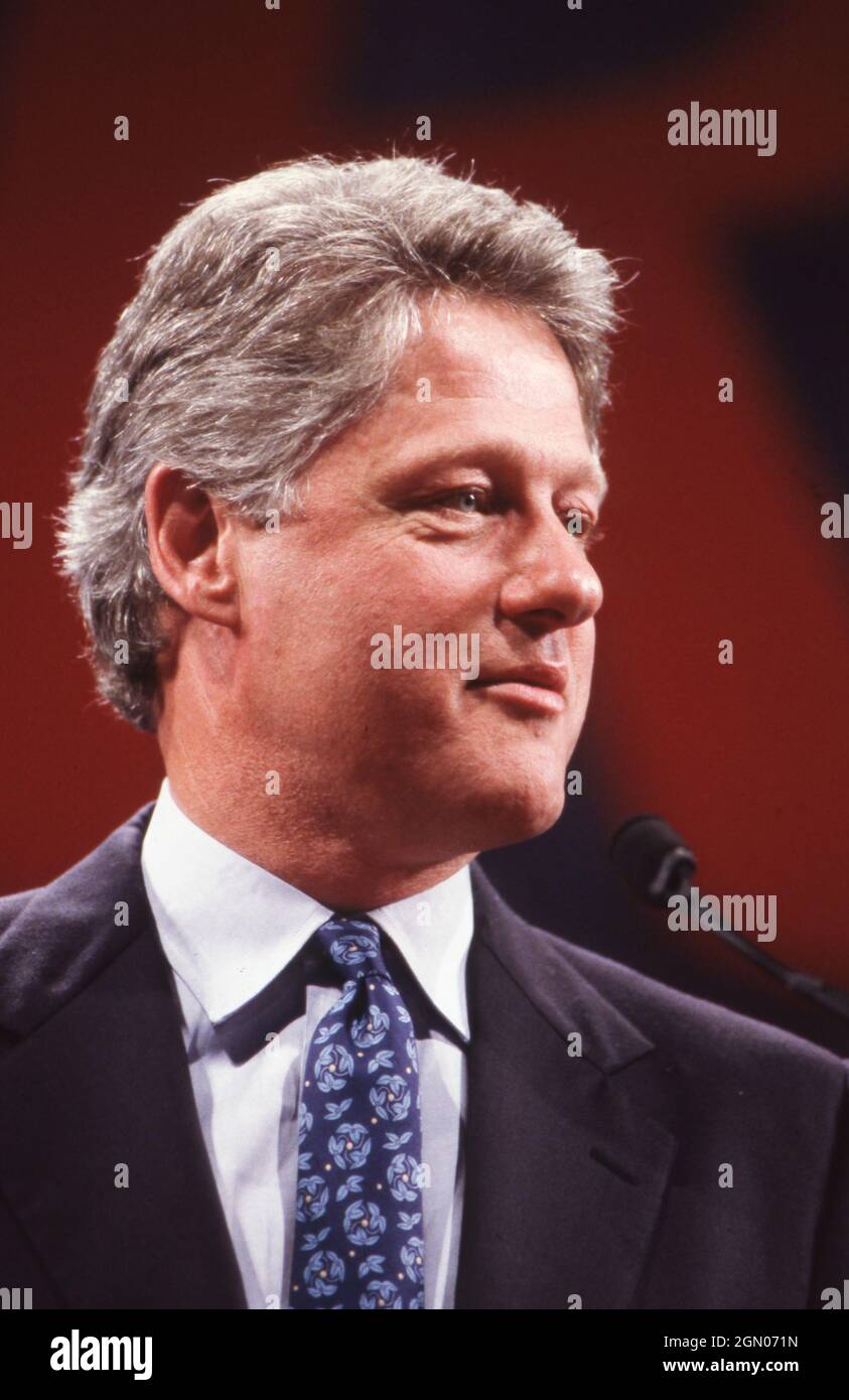 San Antonio Texas USA, 1992: Il candidato primario presidenziale democratico Bill Clinton parla alla convenzione annuale dell'AARP. ©Bob Daemmrich Foto Stock