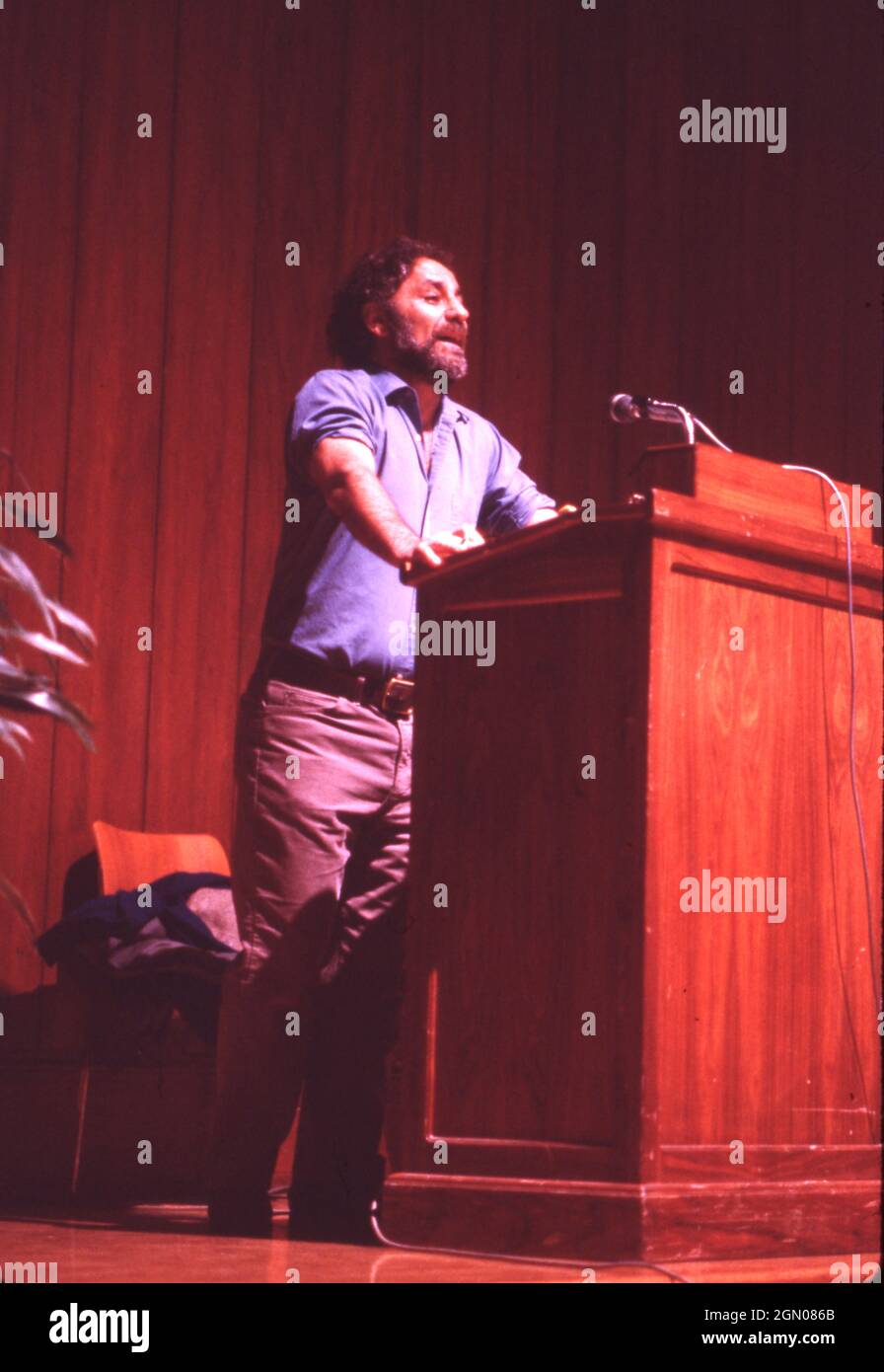 Austin Texas USA, circa 1985: Attivista sociale Abbie Hoffman che parla al Texas Union presso il campus della University of Texas. ©Bob Daemmrich Foto Stock