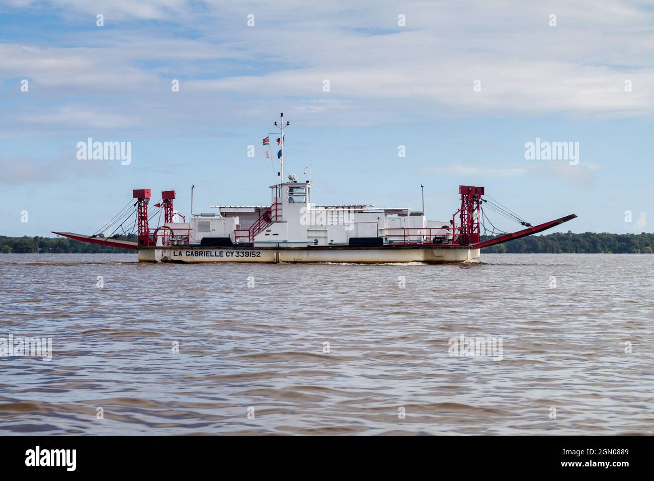 ST LAURENT DU MARONI, GUYANA FRANCESE - 4 AGOSTO 2015: Traghetto la Grabrielle che attraversa il fiume Maroni (Marowijne) (per Suriname) a St Laurent du Maroni, Fre Foto Stock