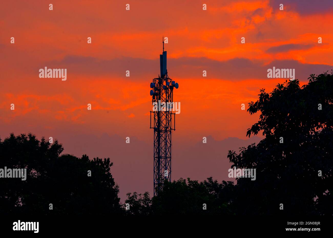 Jakarta, Indonesia-18 settembre 2021: Una stazione base di ricetrasmissione (BTS) al tramonto, telecomunicazioni BTS Foto Stock