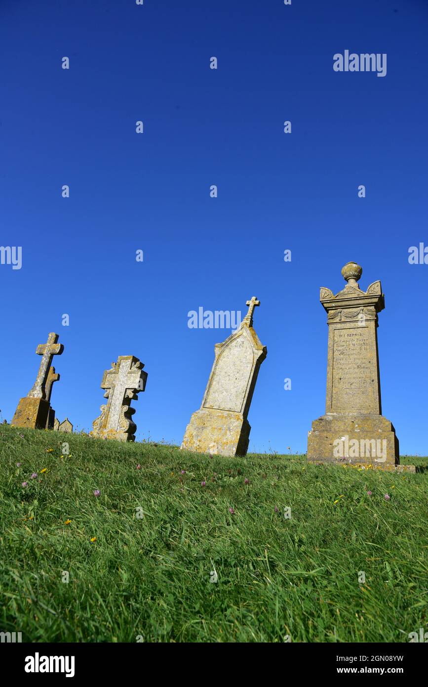 Lapidi in un cimitero in Normandia, Francia, Europa Foto Stock