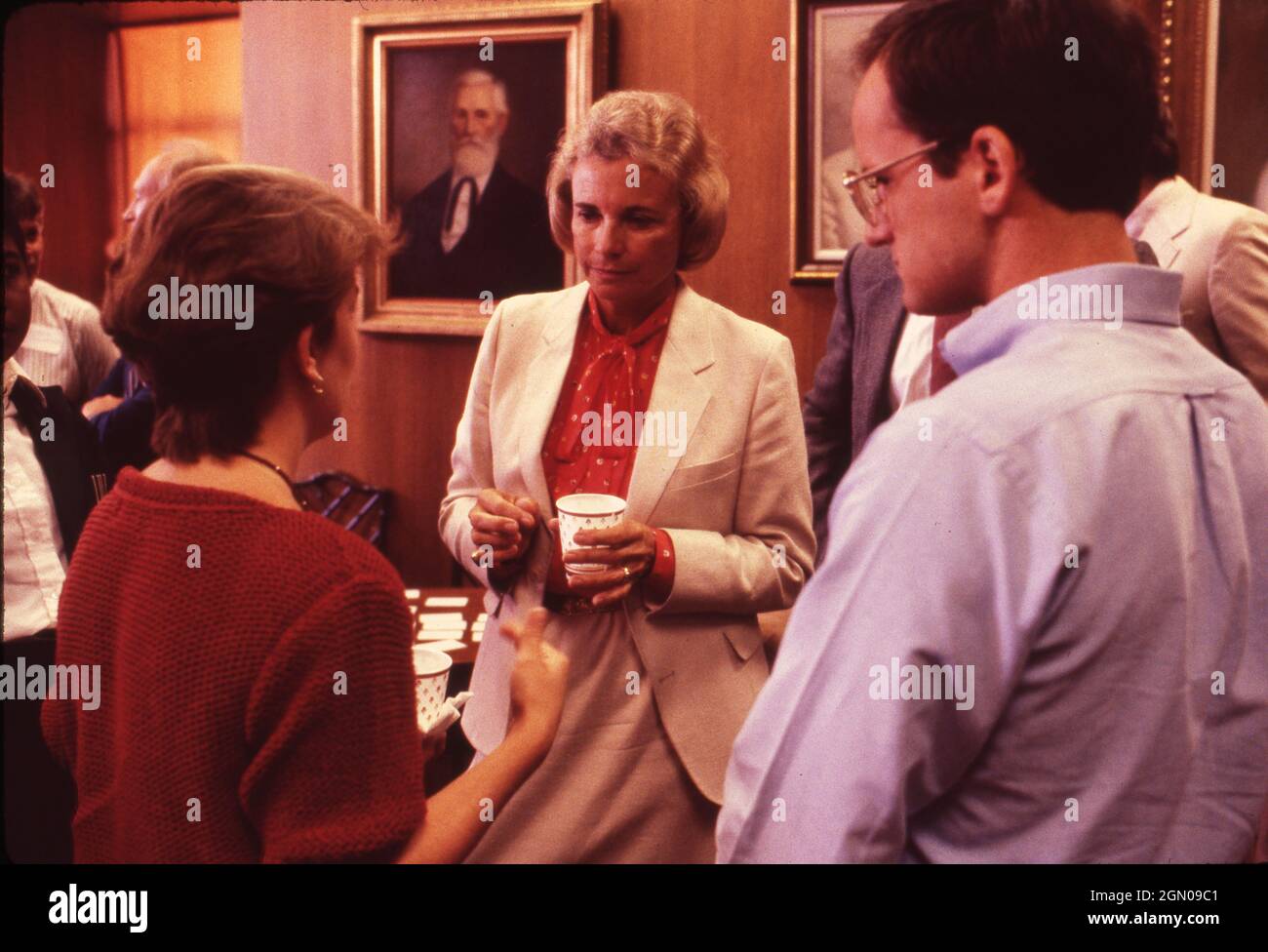 Austin Texas USA, 1985: Corte Suprema giustizia Sandra Day o'Connor, la prima donna nominata alla corte superiore, parla agli studenti della scuola di diritto presso l'Università del Texas alla Austin Law School. ©Bob Daemmrich Foto Stock