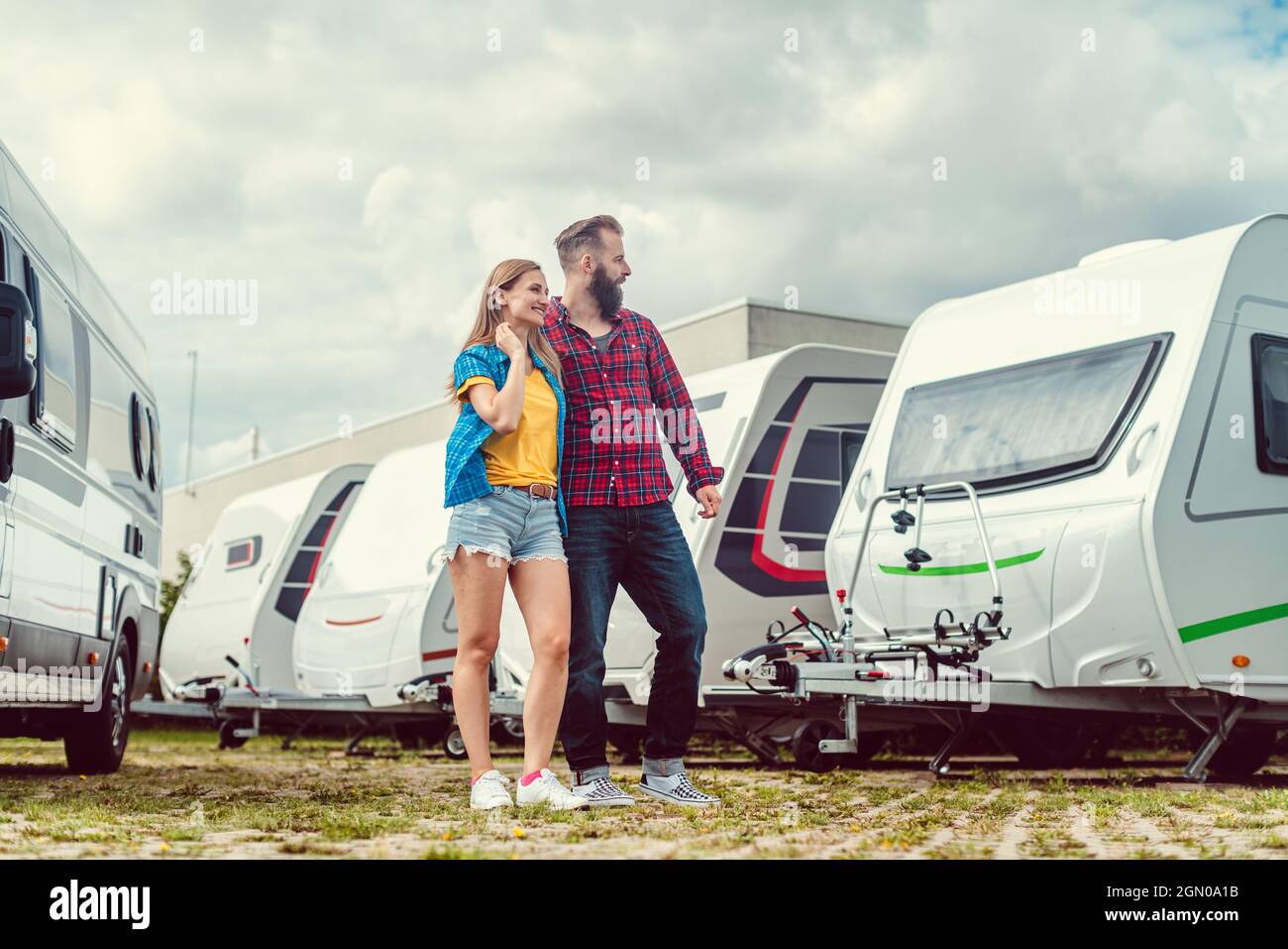 Donna e uomo che scelgono il camper da affittare o acquistare Foto Stock