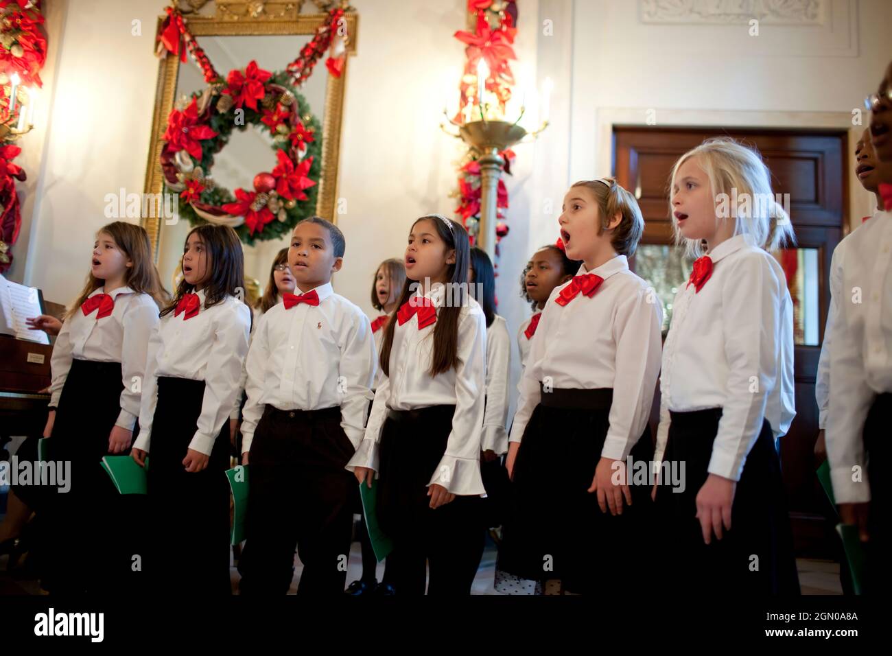 Il Coro Giovanile Americano si esibisce nel Grand Foyer della Casa Bianca, 8 dicembre 2010. (Foto ufficiale della Casa Bianca di Chuck Kennedy) questa fotografia ufficiale della Casa Bianca è resa disponibile solo per la pubblicazione da parte delle organizzazioni di notizie e/o per uso personale la stampa dal soggetto(i) della fotografia. La fotografia non può essere manipolata in alcun modo e non può essere utilizzata in materiali commerciali o politici, pubblicità, e-mail, prodotti, promozioni che in alcun modo suggeriscono l'approvazione o l'approvazione del presidente, della prima famiglia, o della Casa Bianca. Foto Stock