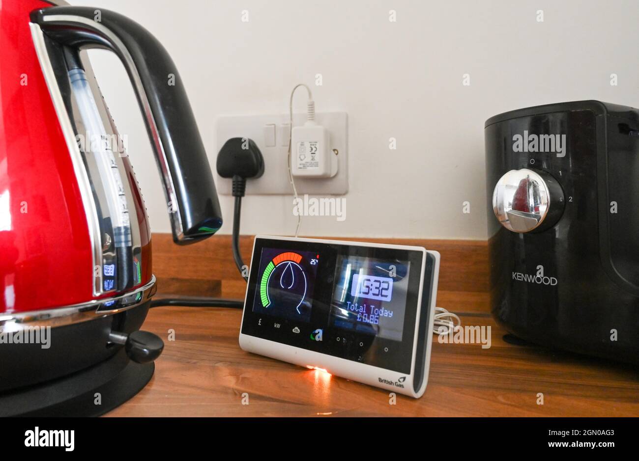 British gas Smart Meter in cucina britannica insieme a un bollitore elettrico Foto Stock