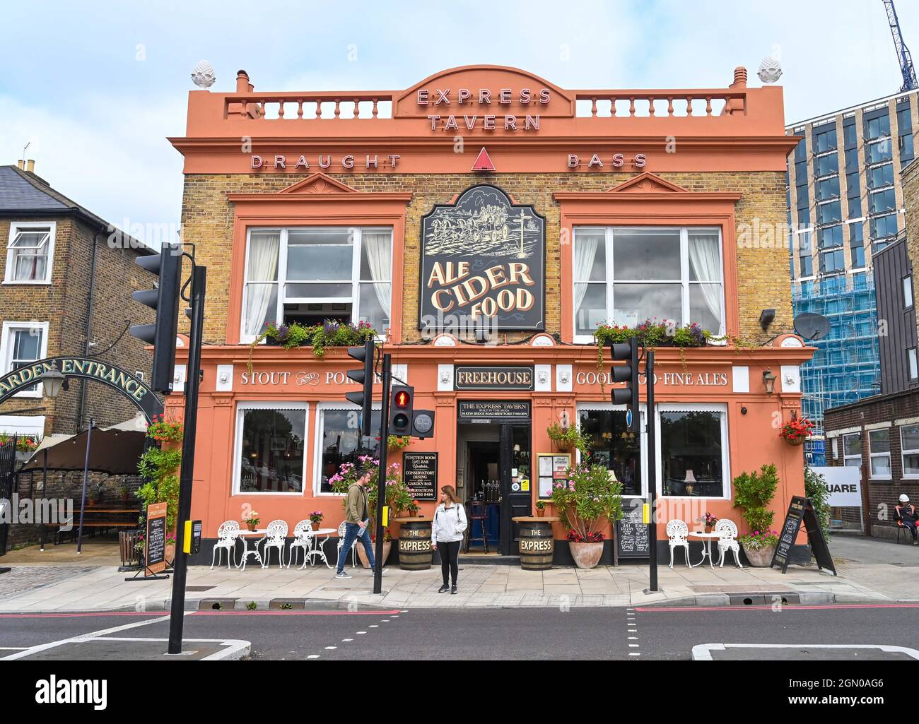The Express Tavern pub in Brentford Chiswick London , Inghilterra , Regno Unito Foto Stock
