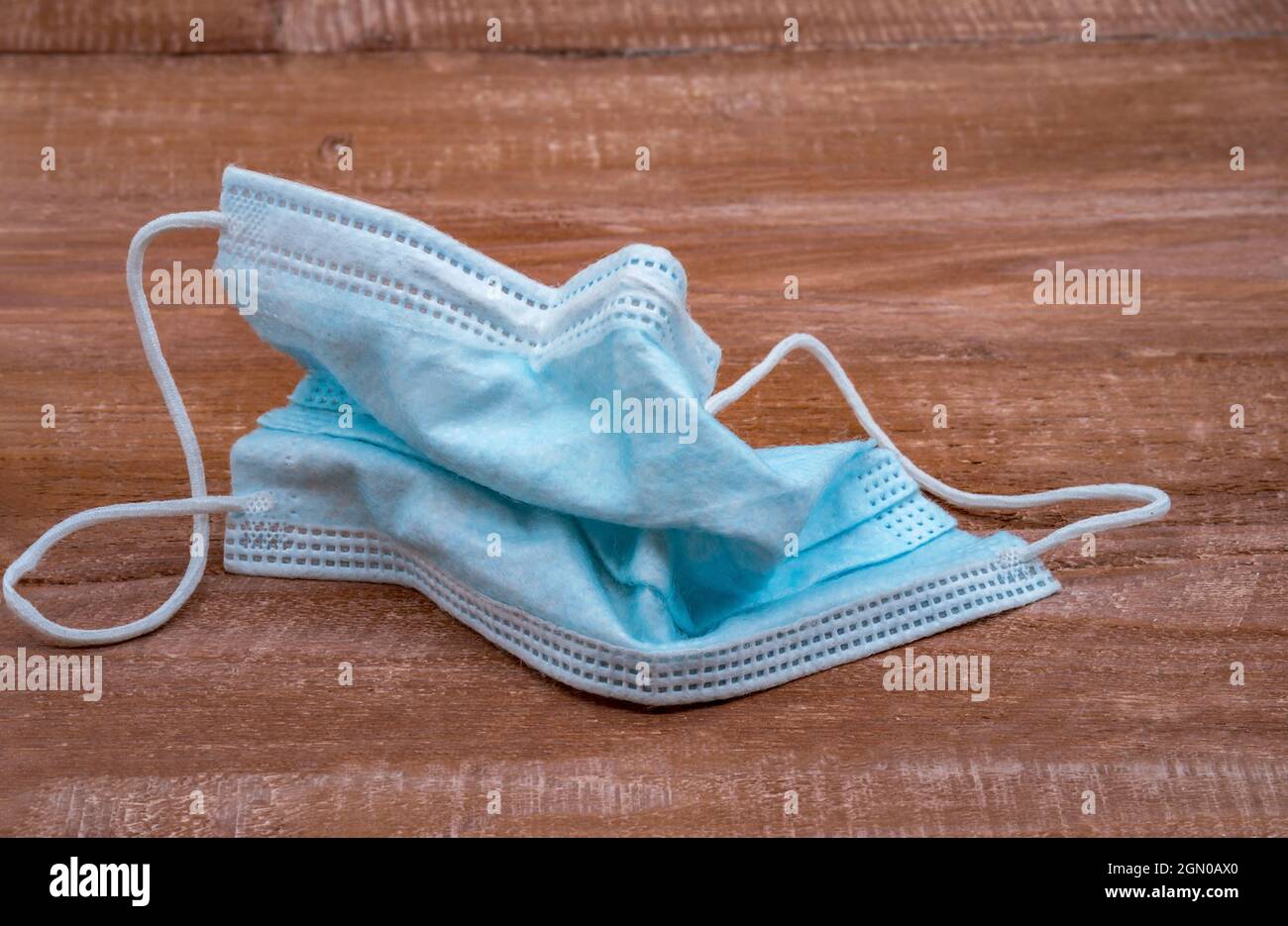 Modalità maschera annullata. Usato maschera facciale. Una maschera medica rugosa. Foto Stock