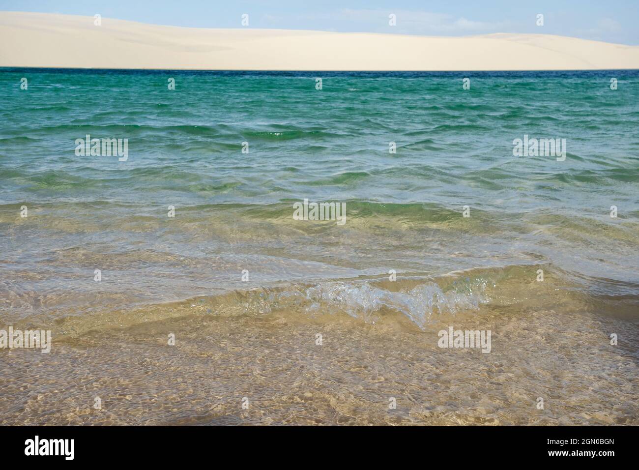 Bellissimo scatto di dune di sabbia bianca e laguna limpida nel parco nazionale di Lencois Maranhenses in Brasile Foto Stock