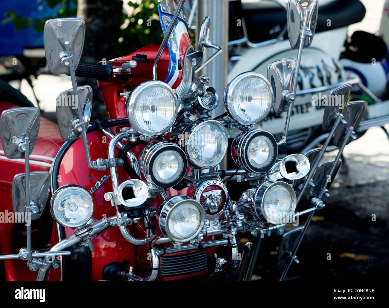 Fari e specchi retrovisori su uno scooter Vespa. Foto Stock