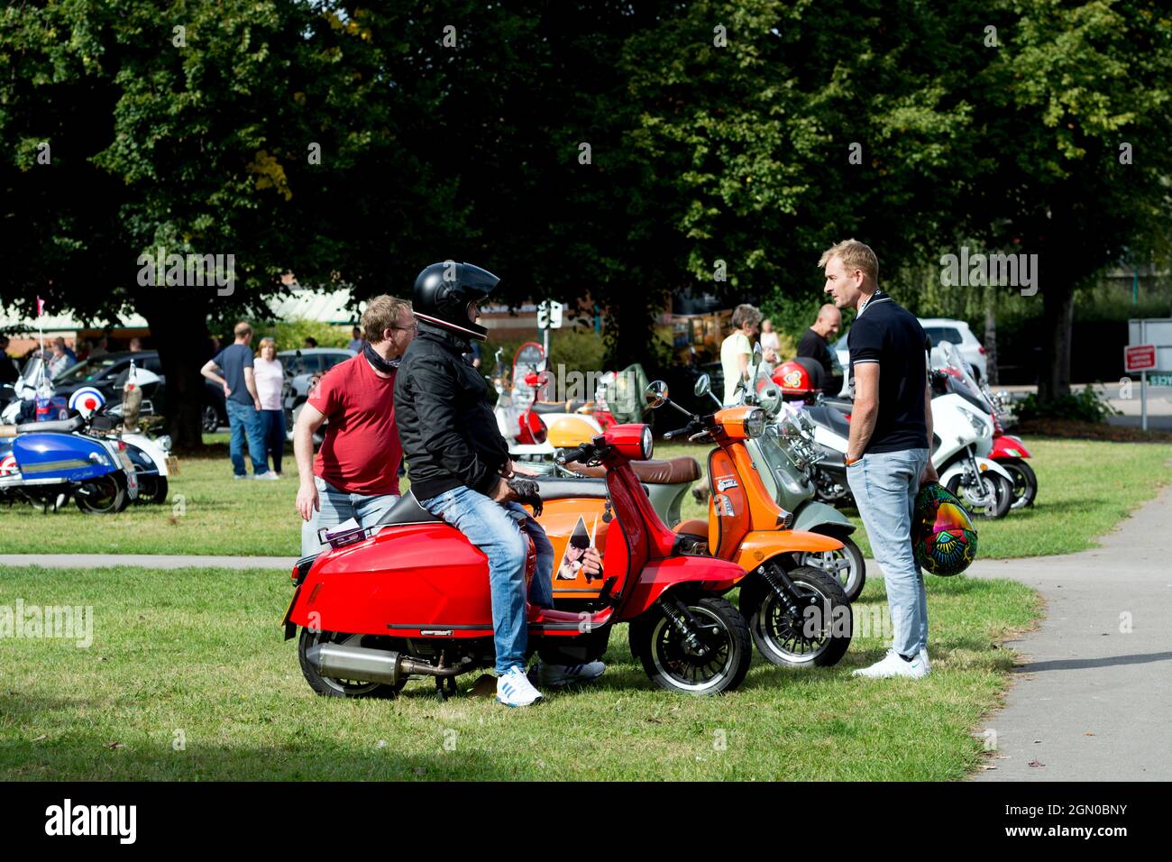 Scooter a motore parcheggiati a Stratford-upon-Avon, Regno Unito Foto Stock