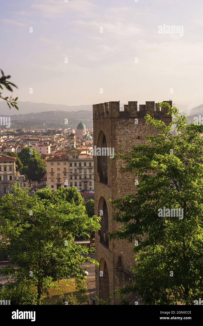 Foto verticale della Torre di San Nicollo a Firenze, Toscana, Italia Foto Stock